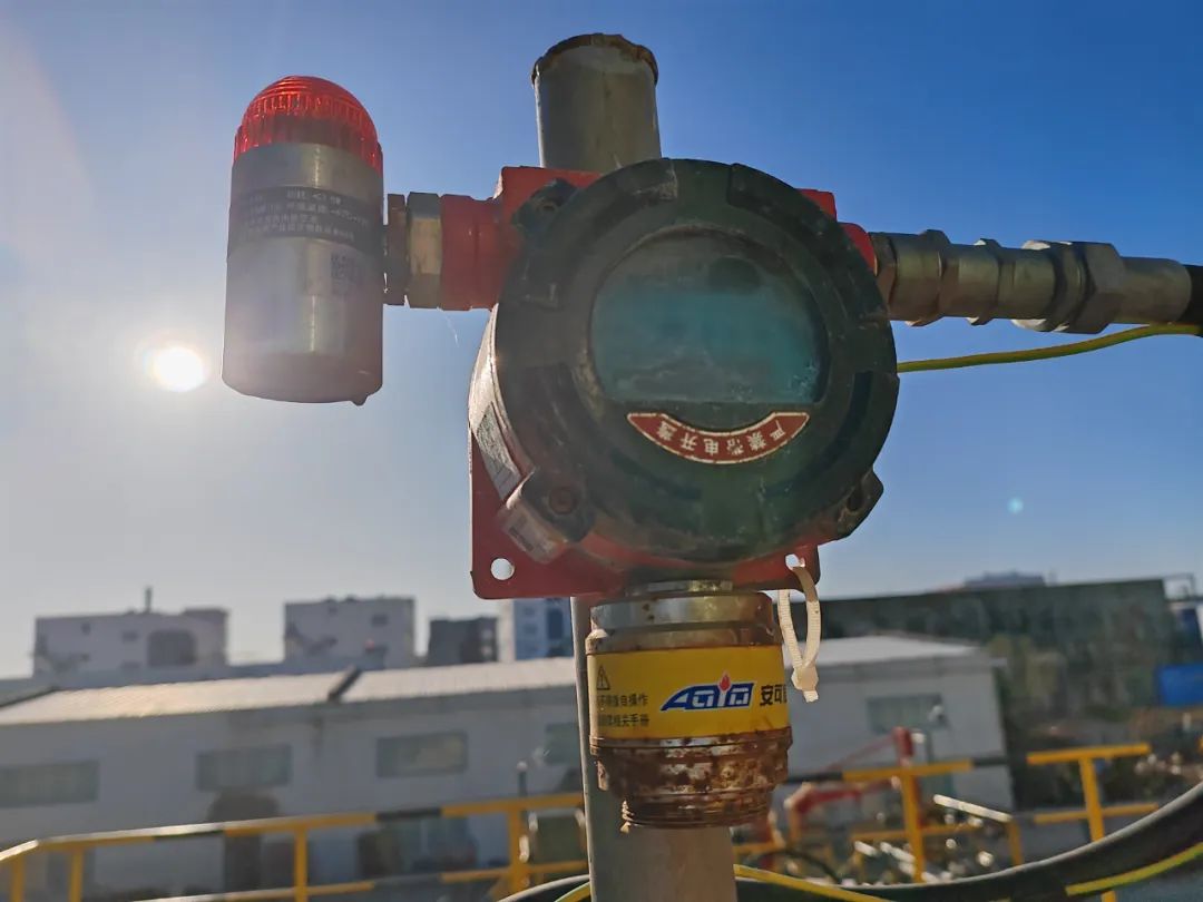 【隱患整改中的那些錯(cuò)】戴著保護(hù)膜上崗的氣體探測(cè)器(圖1)